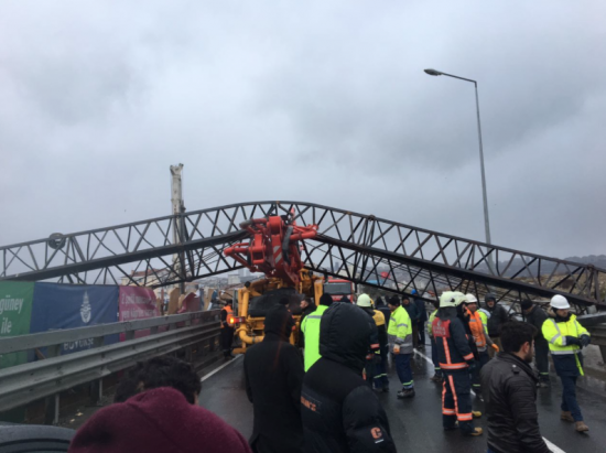 Devrilen vinç E-5 trafiğini kilitledi